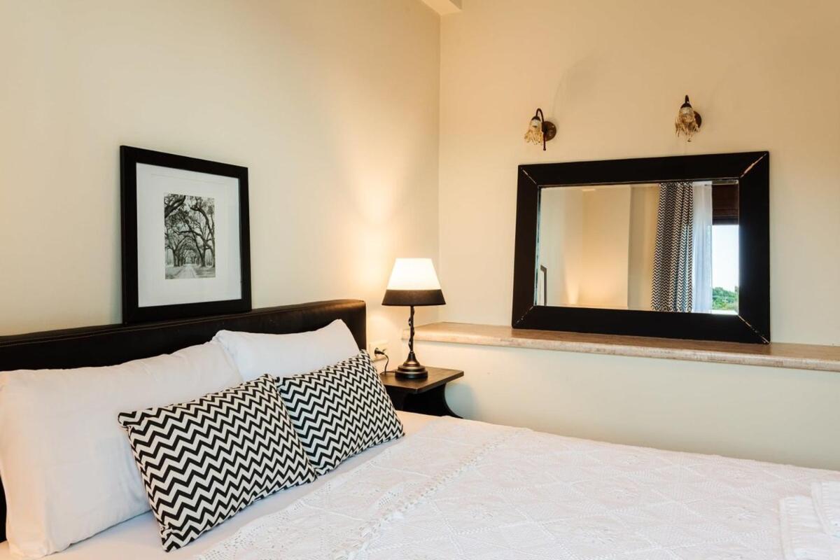 Villa Armonia - Beachfront Majestic Retreat Petalídhion Екстериор снимка