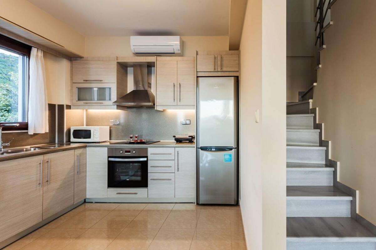 Villa Armonia - Beachfront Majestic Retreat Petalídhion Екстериор снимка