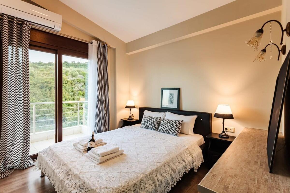 Villa Armonia - Beachfront Majestic Retreat Petalídhion Екстериор снимка