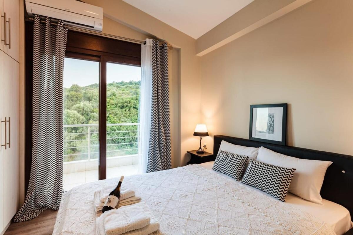 Villa Armonia - Beachfront Majestic Retreat Petalídhion Екстериор снимка